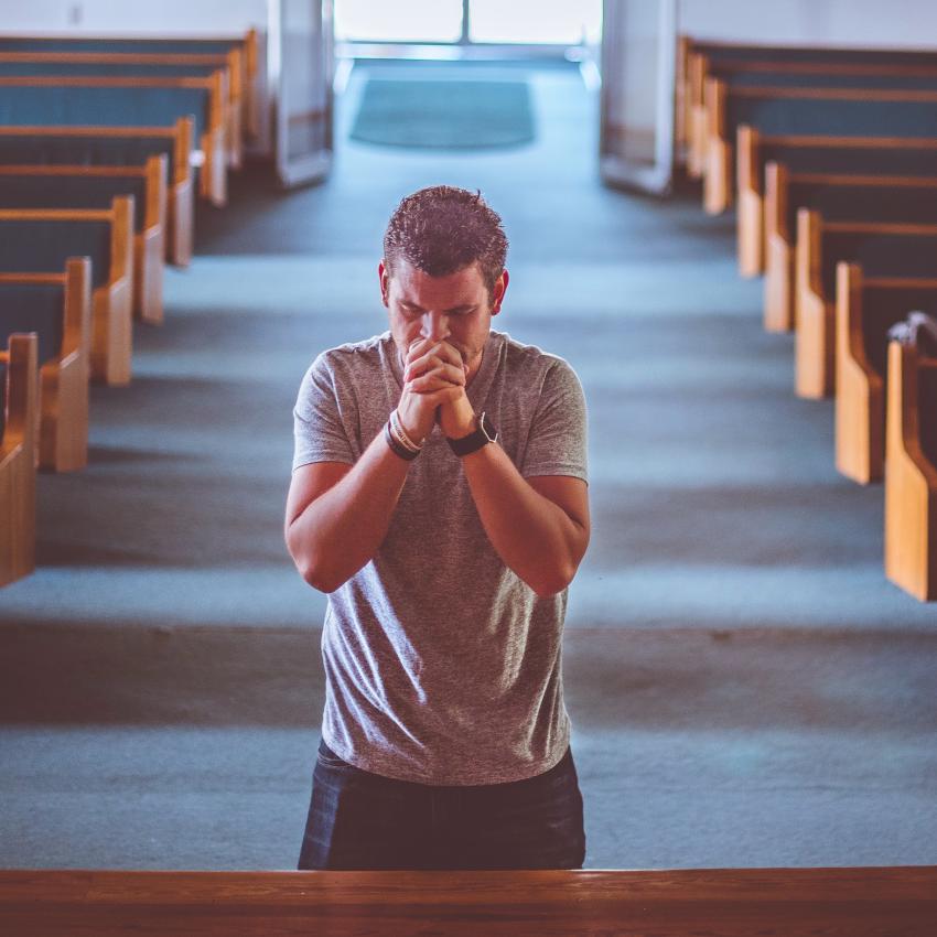 betender Mann in einer Kirche 