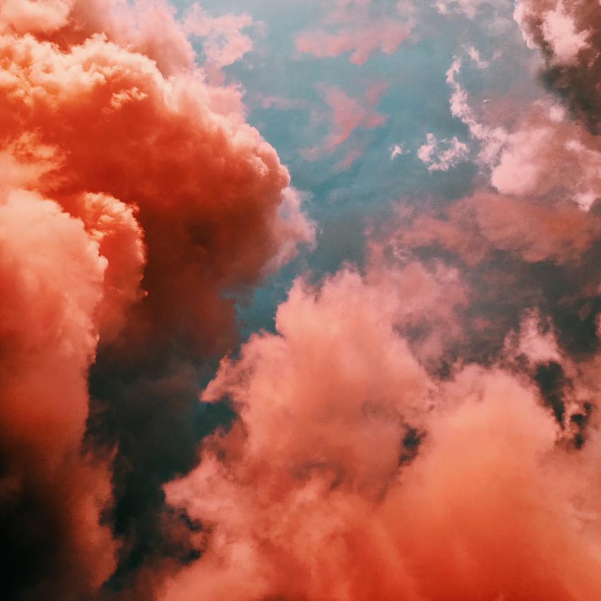 Wolken in rotem Licht 