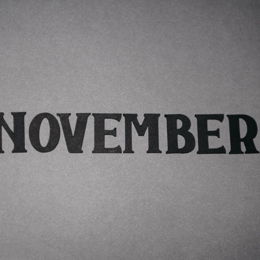 November-Schriftzug auf grauem Untergrund 